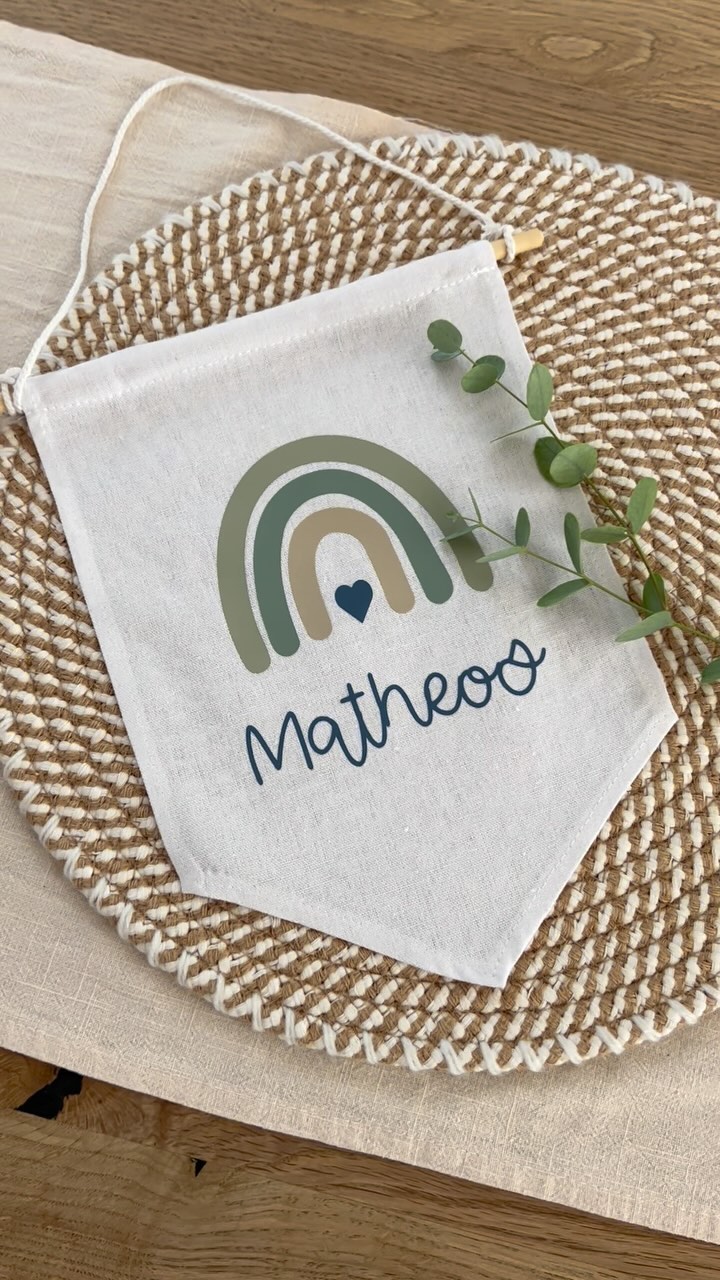 Geschenkidee zur Geburt ✨Dieses #diy #geschenk liegt schon eine ganze Weile in meinem Archiv und hat’s nun endlich hier her geschafft 😅 die personalisierten Wimpel sind super süß im Kinderzimmer.Wie findet ihr es?#geschenkidee #plotten #plottenfürdieseele #babyboy #itsaboy #mitliebeschenken #mitliebe #cricut #plottenistwiezaubernkönnen #rainbow #geburtstag #wimpel #kinderzimmerideen #kinderzimmerdeko